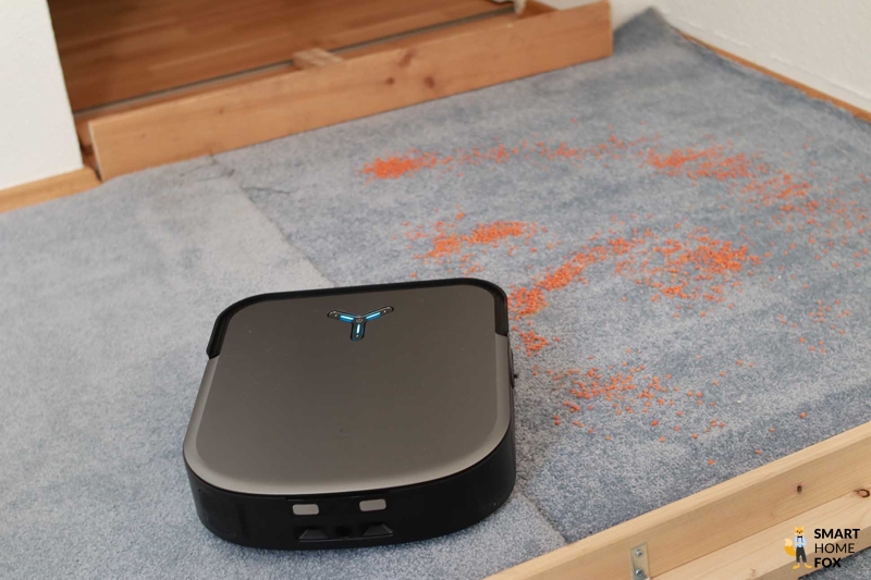 Der ECOVACS DEEBOT X2 OMNI saugt auf dem Teppich im Test.